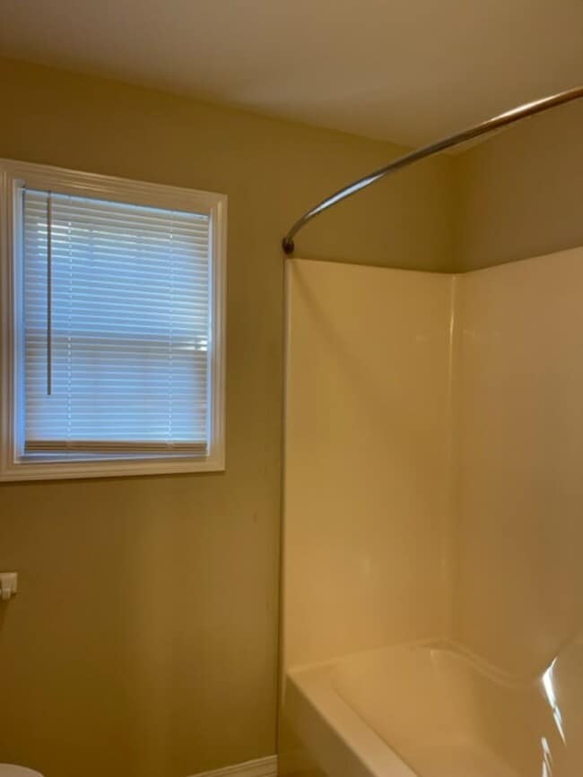 Building Photo - Southeast Home, Glendale Schools!