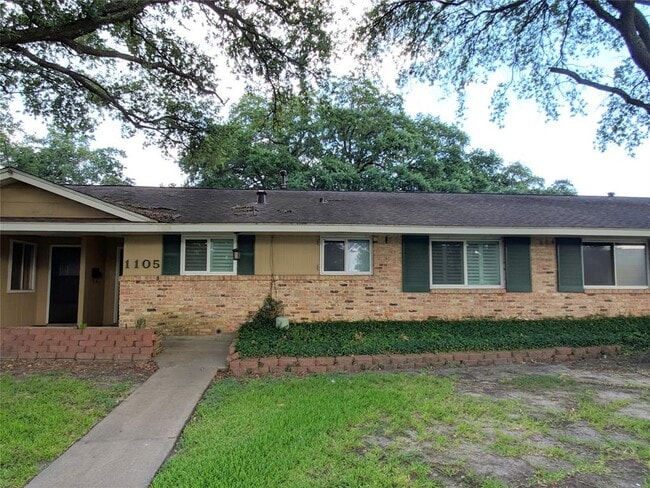 Building Photo - 1105 Ramada Dr