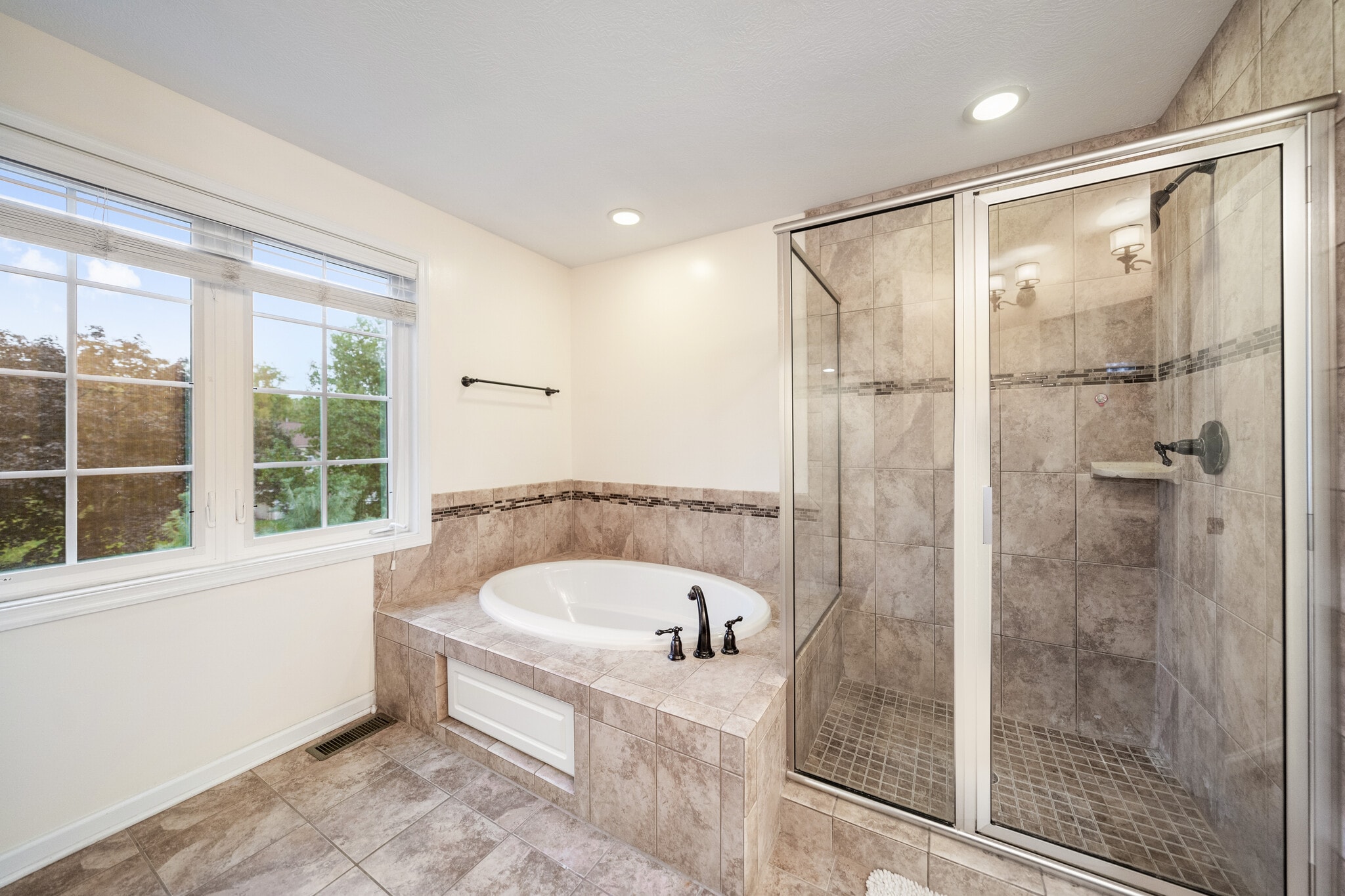 Building Photo - 3114 Raintree Dr