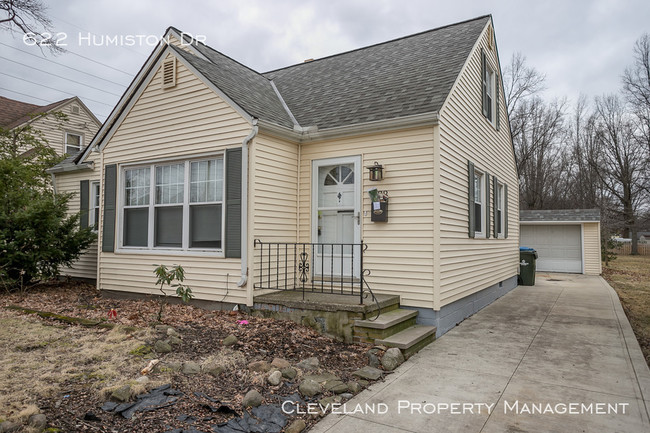 Building Photo - Updated Bay Village Bungalow