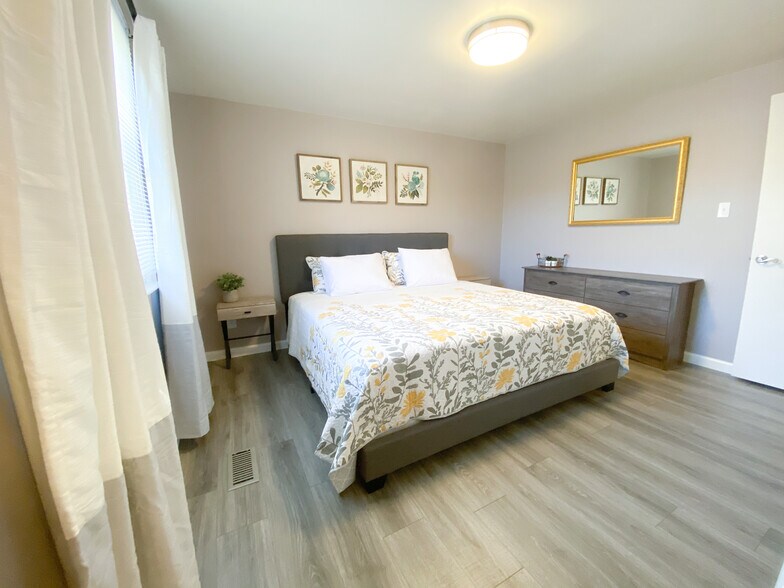 Master suite with King bed - 11423 Five Cedars Rd