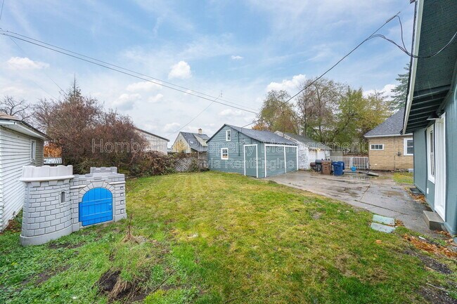 Building Photo - 627 E Wellesley Ave