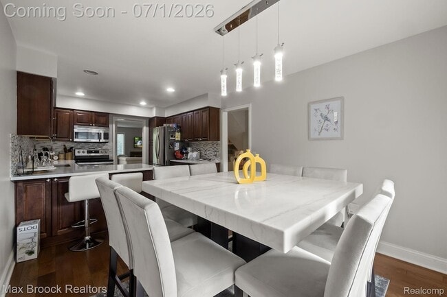 Building Photo - 1125 Meadowglen Ct
