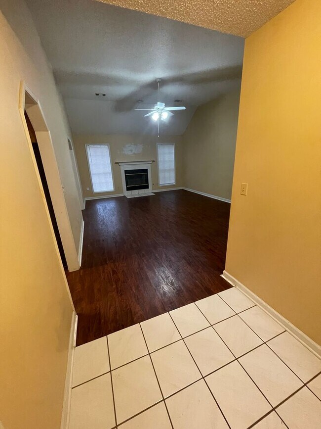 Building Photo - 3207 Canyonview Rd