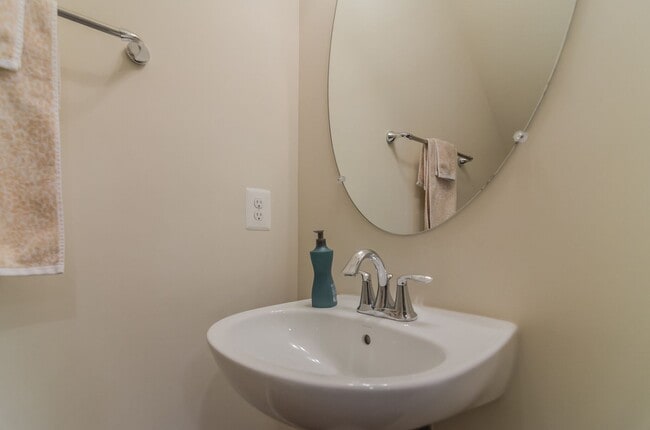 Building Photo - Beautiful and within walking distance to a...