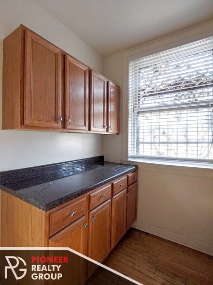 Building Photo - 730 W Roscoe St