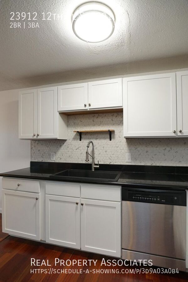 Building Photo - Spacious 2 Bedroom 2.5 Bathroom Townhouse ...