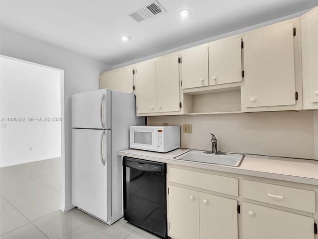 Building Photo - 300 Bayview Dr