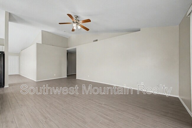 Building Photo - 2272 E Remington Pl