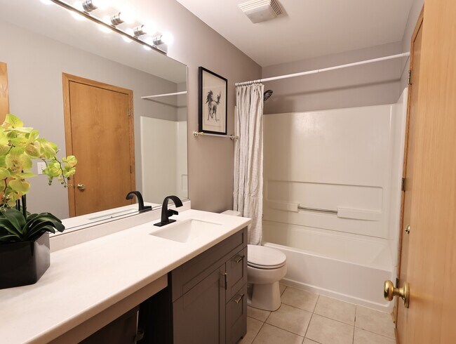Building Photo - 2607 Oak Tree Ln