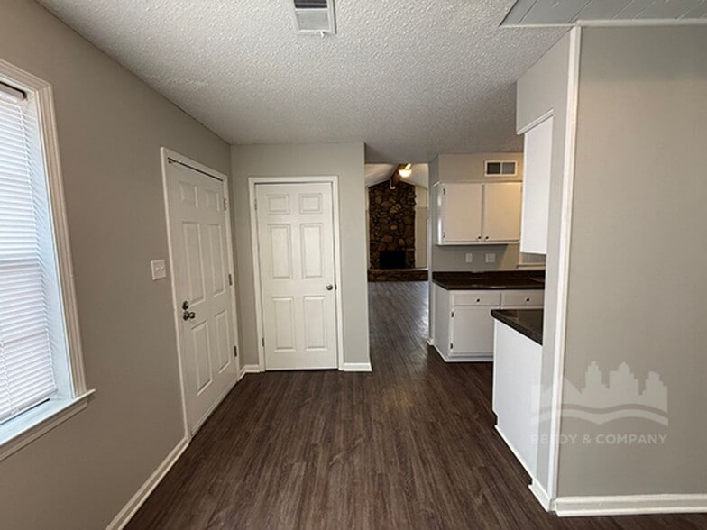 Building Photo - 5700 Ridgetop Dr