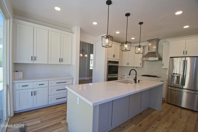 Building Photo - 3075 Roxbury Dr