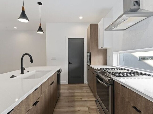 Building Photo - Downtown Beautiful 4 bed, 4 bath town-home