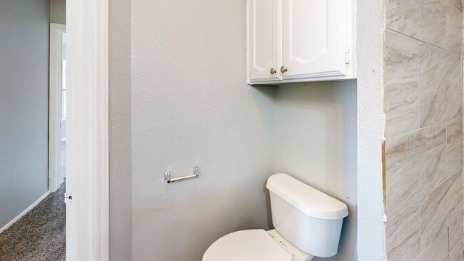 Davis-Square-C3-2-Bathroom 2.jpg - Davis Square Apartments