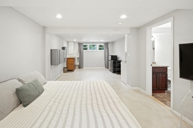 Building Photo - 1340 W St NE