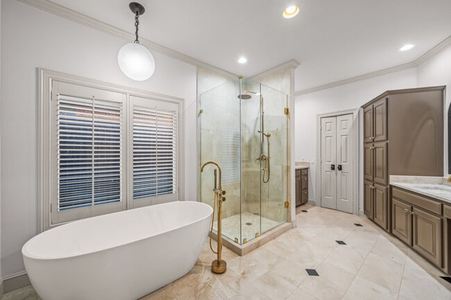 Building Photo - Luxury 5 Bed, 4.5 Bath, with Pool in Lakeridge!!!