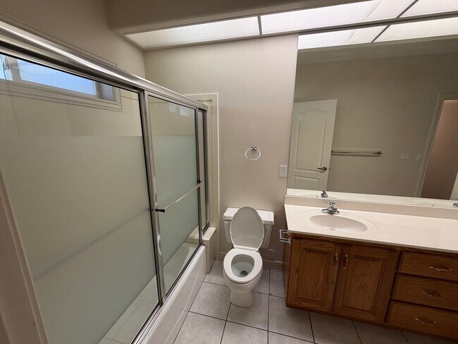 Building Photo - Spacious 4 Bed, 5 Bath Home with 3-Car Garage in Layton!