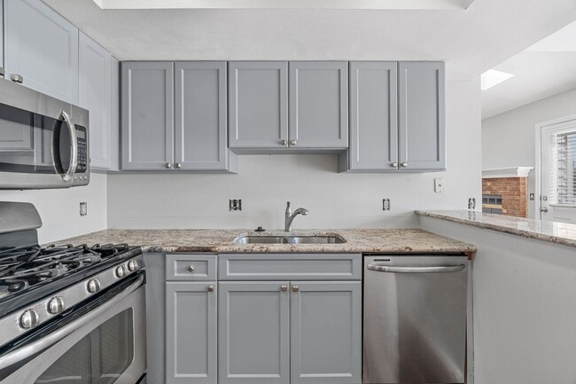 Building Photo - Beautiful 3B/2B Home in St. Charles