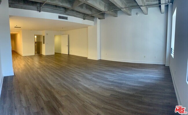 Building Photo - 727 W 7th St