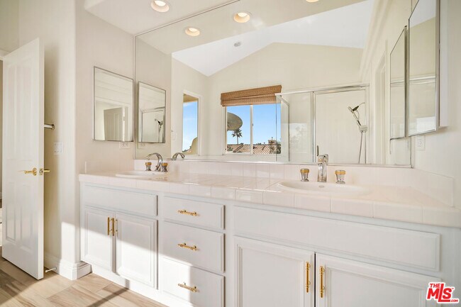 Building Photo - 6463 Zuma View Pl