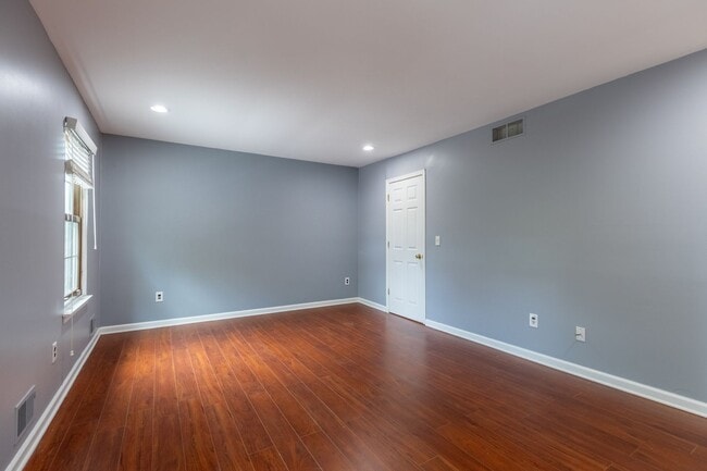 Building Photo - 2 bed 2.5 bath