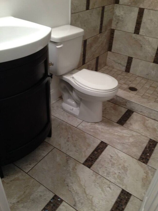 Building Photo - Stunning Renovation - South Side Flats