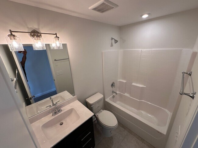Building Photo - 2024-Built Beautiful 4-Bedroom and 3.5 Bat...