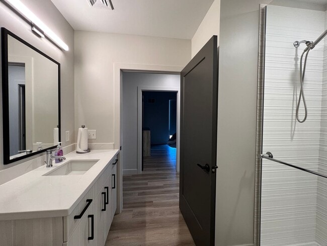 Building Photo - Modern Condo on West Side of Manhattan!