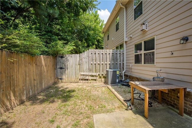 Building Photo - 2249 Knoxhill View
