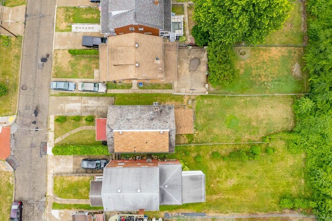 Building Photo - Stunning 3 bedroom home in Carrick available May 15!