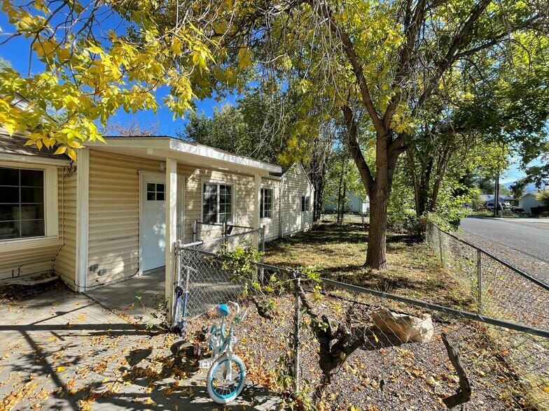 Front Yd - 306 Pine St