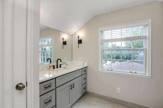 Building Photo - 498 Ann St