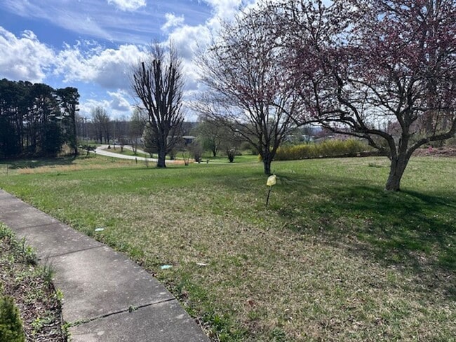 Building Photo - Maryville 37803 - 5 bedroom, 3 bath home - Contact Karen Robertson (865) 454-7626