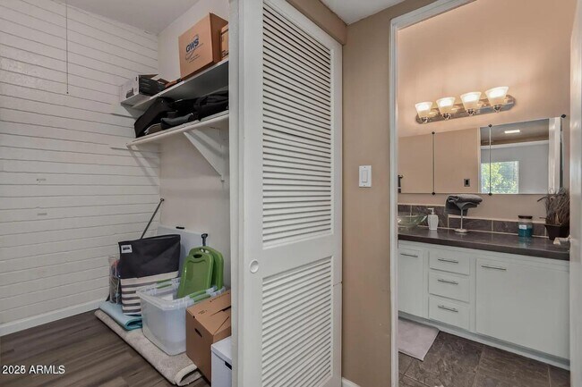 Building Photo - 6108 N 12th Pl