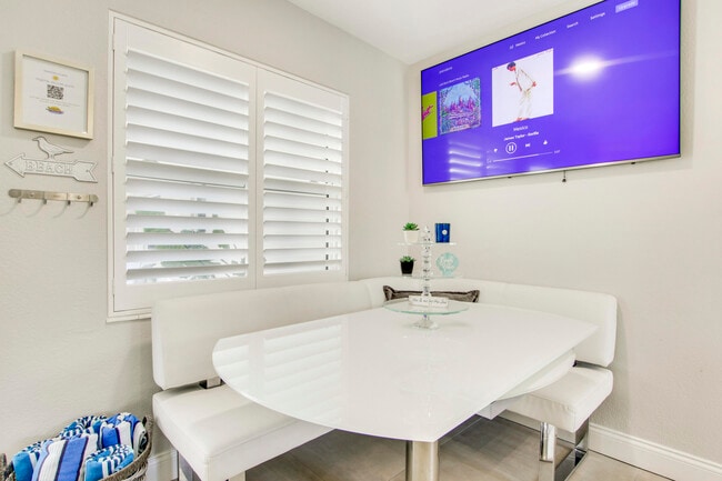 Building Photo - 100 Venetian Dr