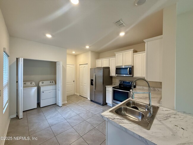 Building Photo - 7765 Legacy Trl