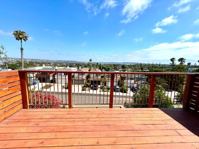 Building Photo - Stunning 3 Bed/3.5 Bath with Panoramic Views!