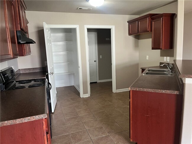 Building Photo - 903 W Post Rd