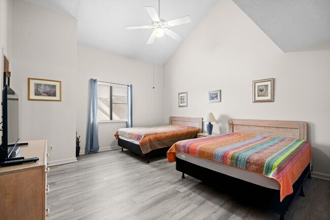 Building Photo - Long Term Furnished Top Floor Condo - 2 bed/2bath with Community Pool