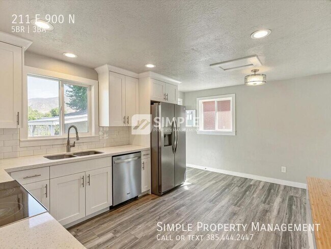 Building Photo - 211 900 N