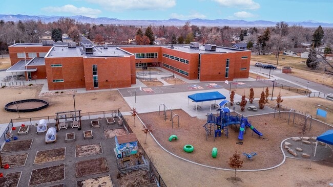 Building Photo - Lovely 3 bed/2 bath home w/2 car garage