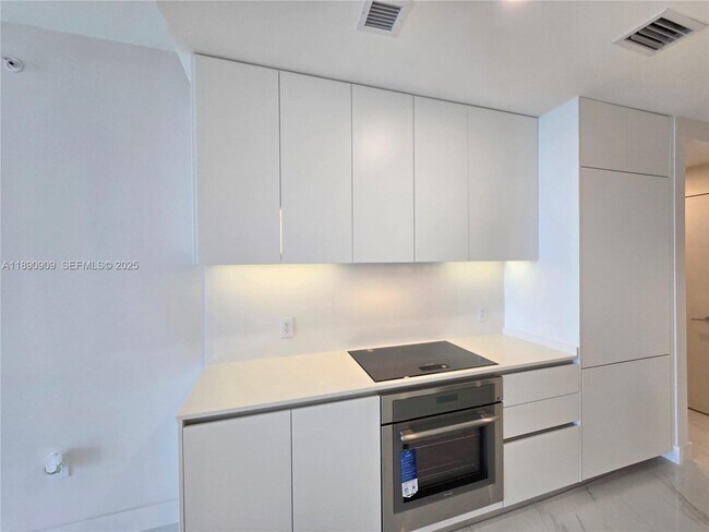 Building Photo - 700 NE 24th St