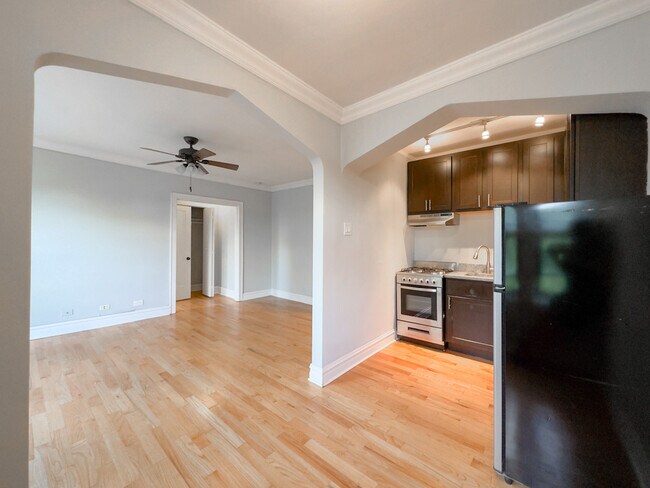 Building Photo - 4742 N Hermitage Ave