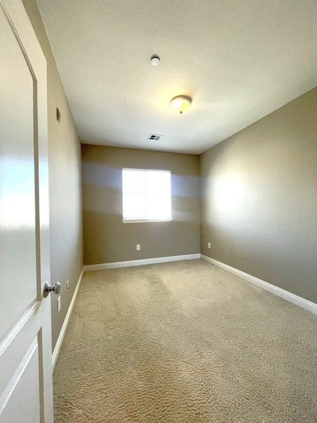 Building Photo - Stunning 3 Bedroom 2.5 Bath Town Home in p...