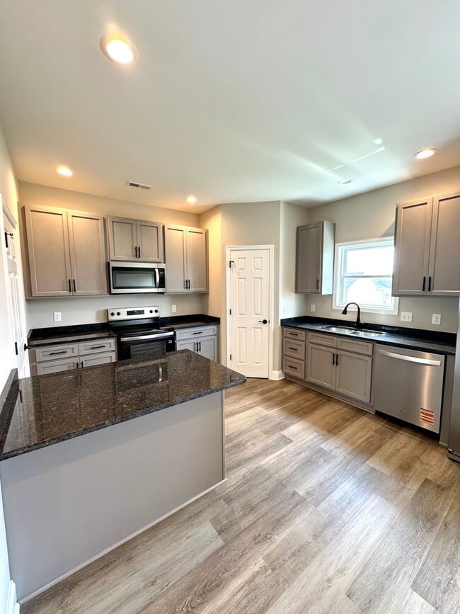 Building Photo - Brand New 3 Bed, 2.5 Bath Townhouse