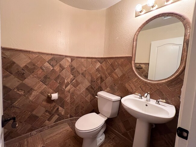Building Photo - Stunning 5 bed/ 3.5 Bath in Pleasant Valley