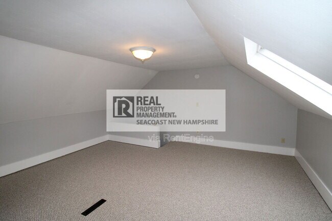 Building Photo - 10 Charles St