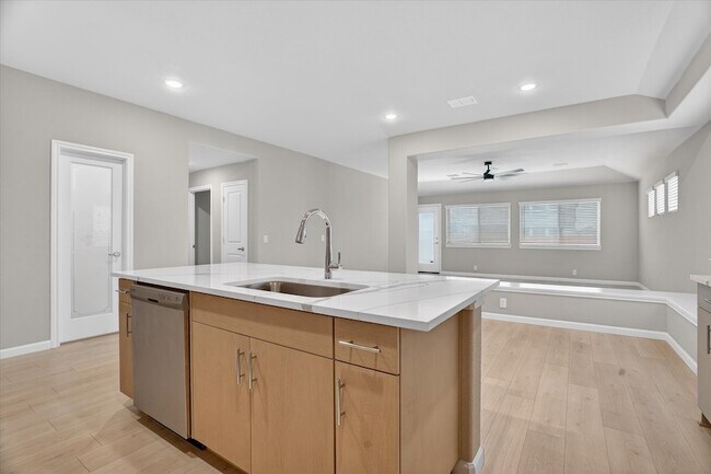 Building Photo - 925 Creekhollow Dr