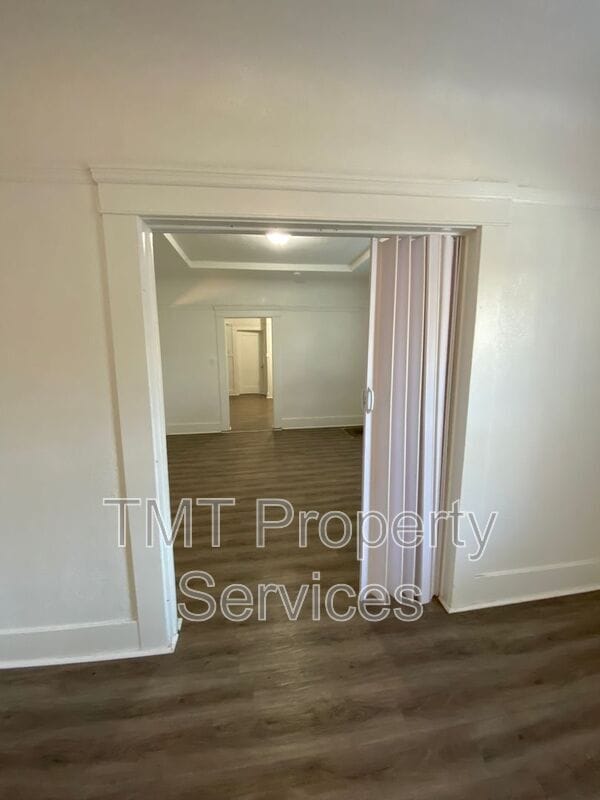 Building Photo - 202-208 W Oak Street