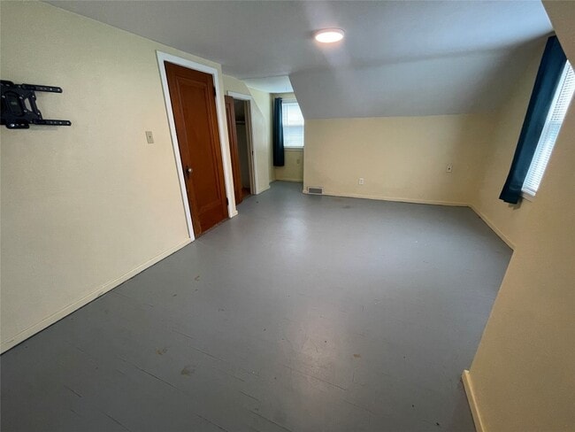 Building Photo - 412 Lyndale Dr